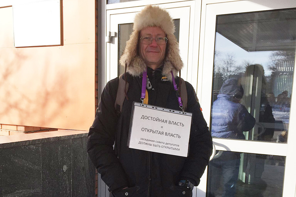 Константин Фокин с пикетом около здания администрации городского поселения Ступино. Фото: личная страница в Facebook