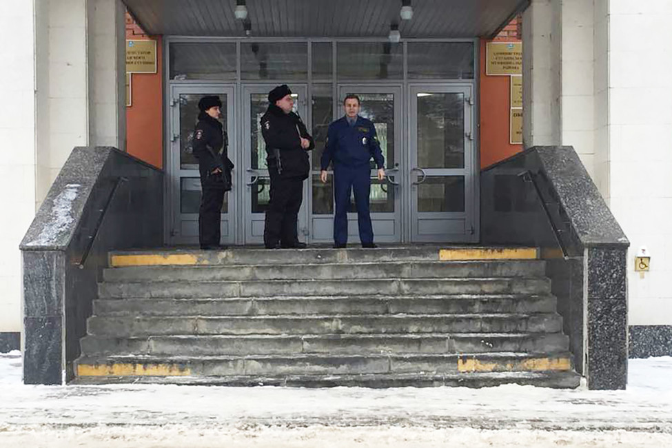 Сотрудники полиции и сотрудник охраны около входа в здание администрации городского поселения Ступино. Фото: Константин Фокин / Facebook