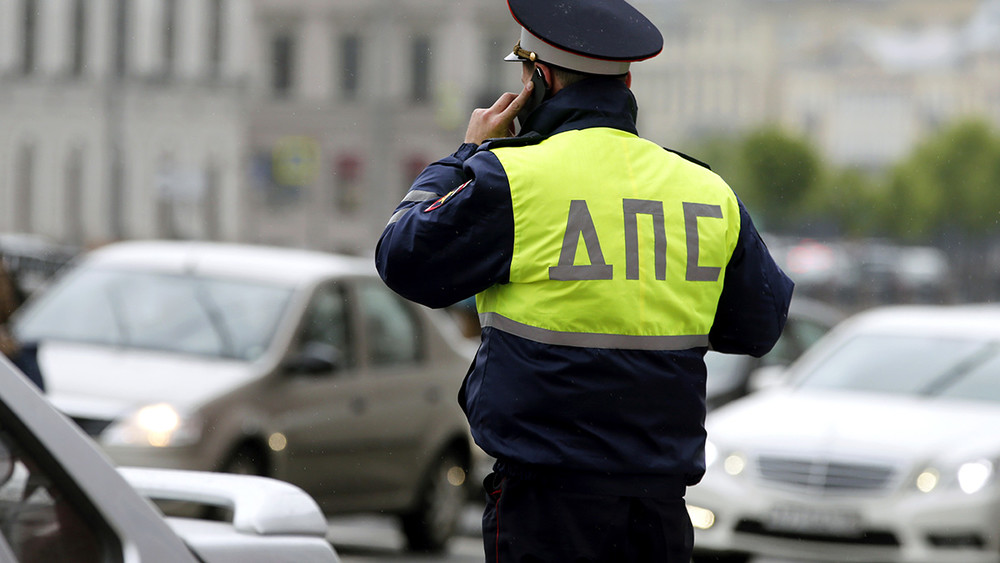 Гаишник «защитил» от полицейских и активистов магазин жены с поддельным алкоголем. Им занимается СК