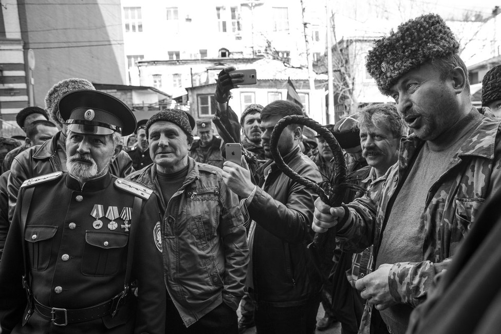 Погромы и бабушки: как нападают на оппозиционеров в регионах