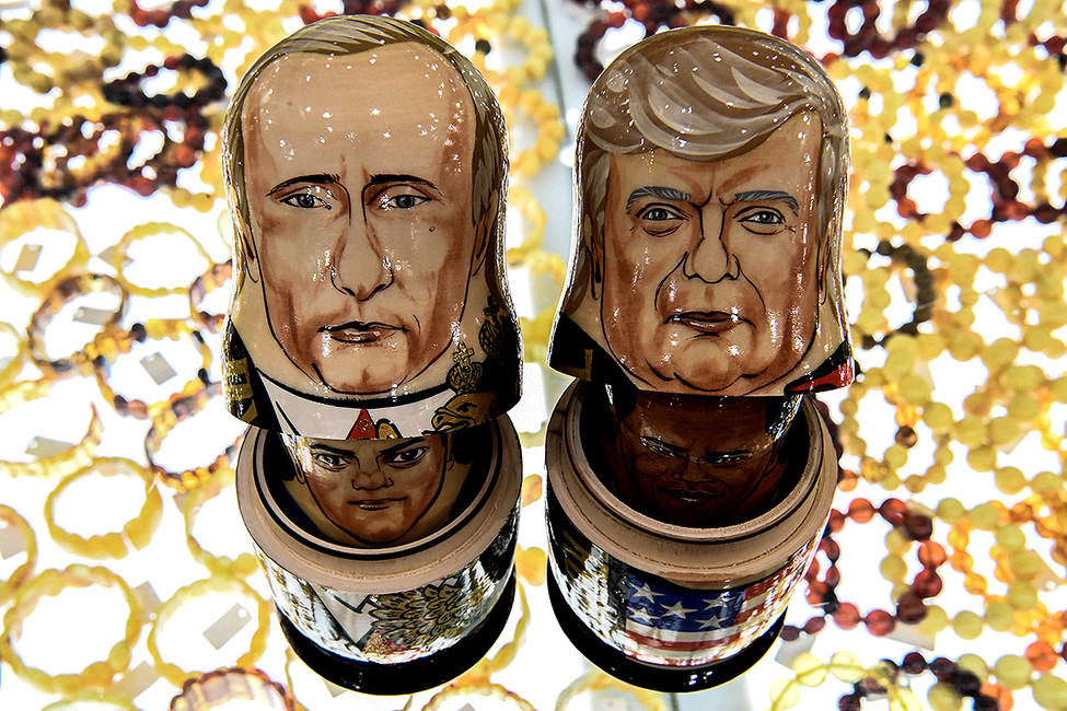 Матрешки в виде Владимира Путина и Дональда Трампа в сувенирном магазине в центре Москвы. Фото: Кирилл Кудрашев / AFP