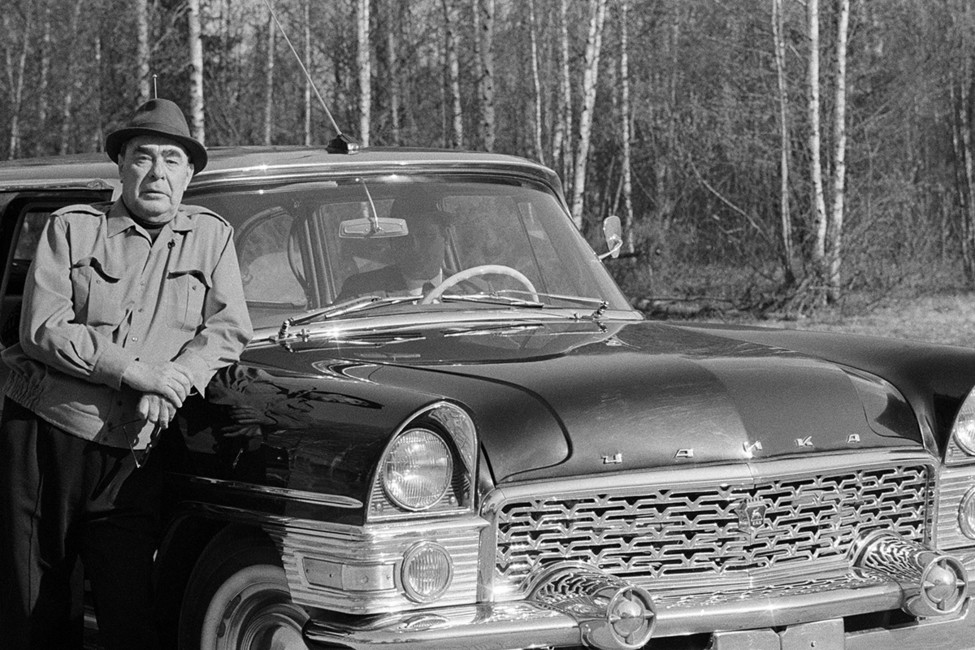 Леонид Брежнев у автомобиля «Чайка». Фото: Владимир Мусаэльян /Фотохроника ТАСС