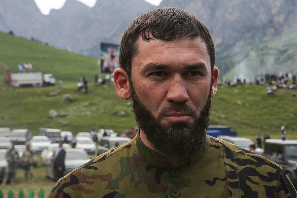 «Кавказский узел»: жители дагестанского села закидали камнями спикера парламента Чечни