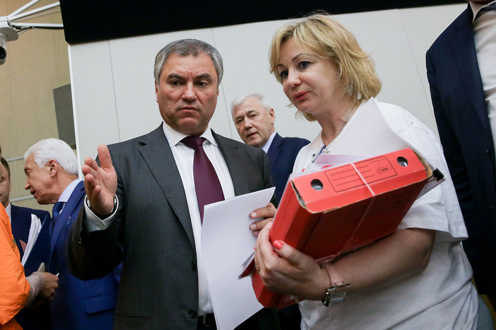 Вячеслав Володин и Лора Митт с красной папкой во время парламентских слушаний в Госдуме РФ по защите прав дольщиков. Фото: Марат Абулхатин / фотослужба Госдумы РФ / ТАСС