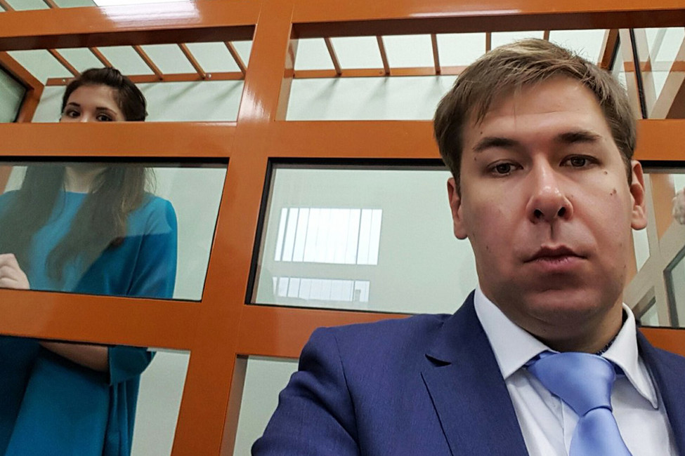 Илья Новиков и Варвара Караулова в здании суда. Фото: @vertiporokh / twitter