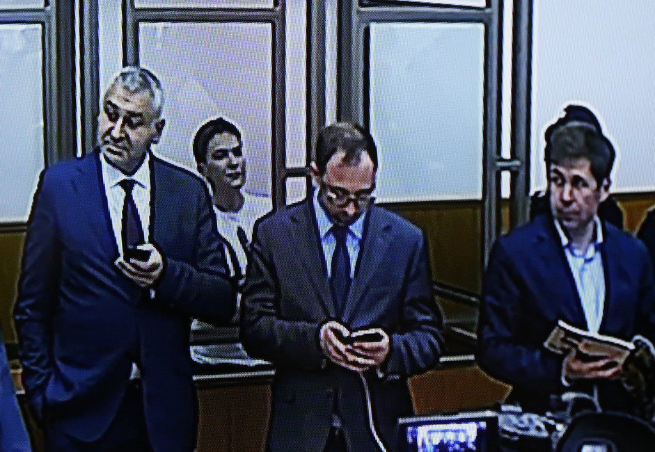 На экране слева направо: Илья Новиков, Марк Фейгин, Надежда Савченко и Николай Полозов в Донецком городском суде. Фото: Валерий Матыцин / ТАСС
