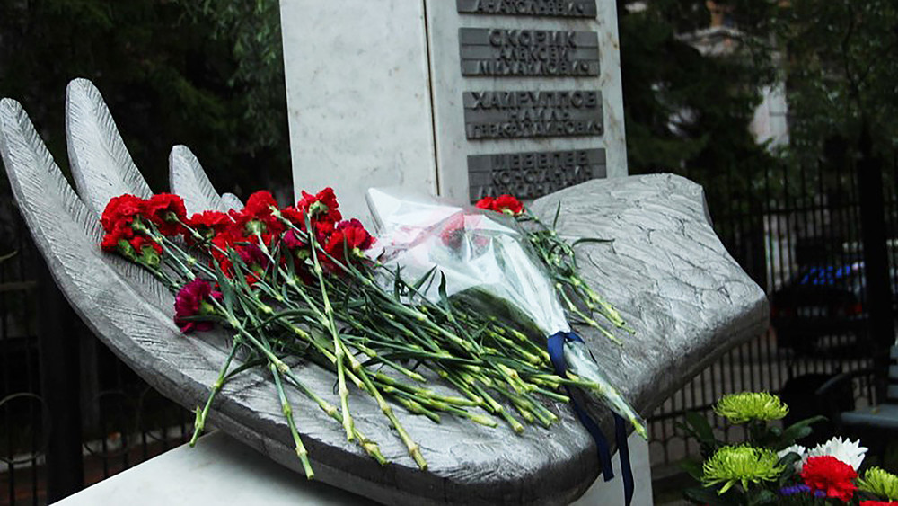 В Томске к приезду губернатора у памятника погибшим курсантам убрали свежие цветы от родных