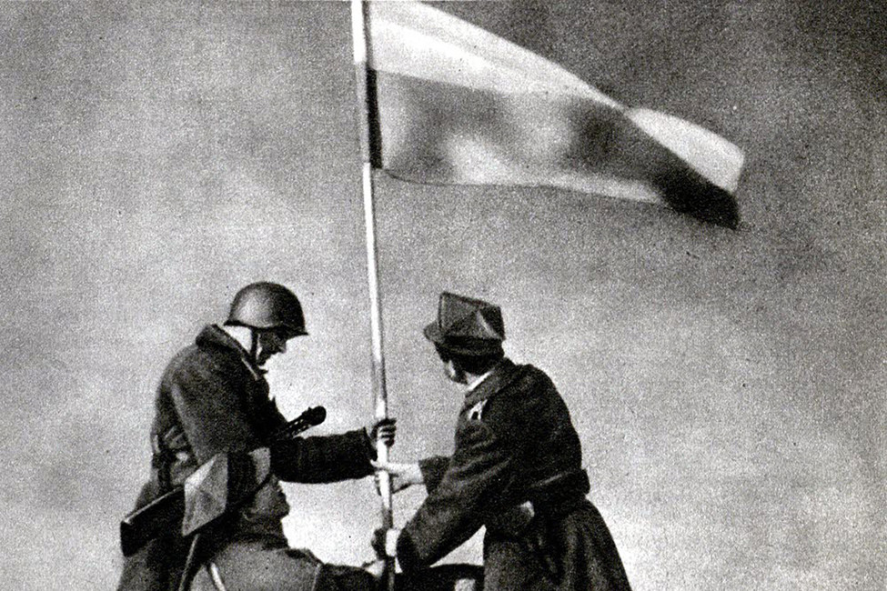 Воодружение флага Польши над Варшавой, 1945 год. Источник: regnum.ru