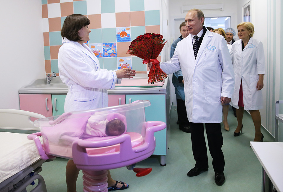 Владимир Путин во время посещения нового Федерального перинатального центра в Брянске. Фото: Сергей Савостьянов / ТАСС