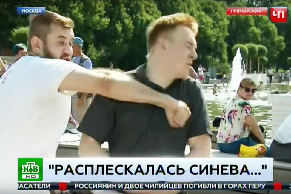 Нападение на журналиста НТВ в прямом эфире. Кадр из видео