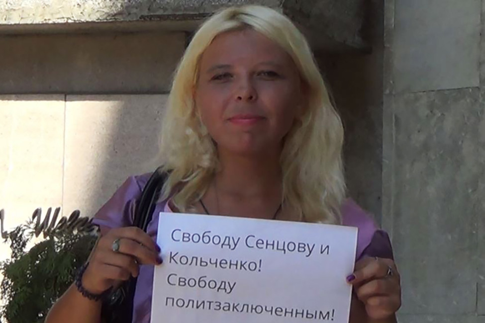 Дарья Полюдова с пикетом в поддержку Сенцова и Кольченко. Фото: личная страница Вконтакте