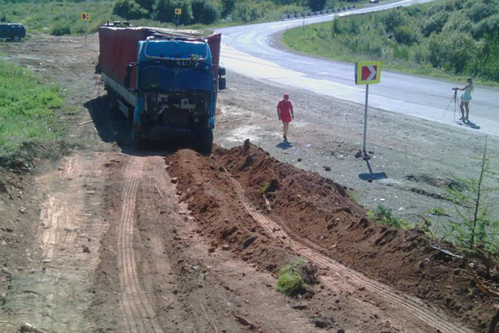 В Красноярском крае сотрудники ДПС вытащили дальнобойщика, который две недели не мог выбраться из леса