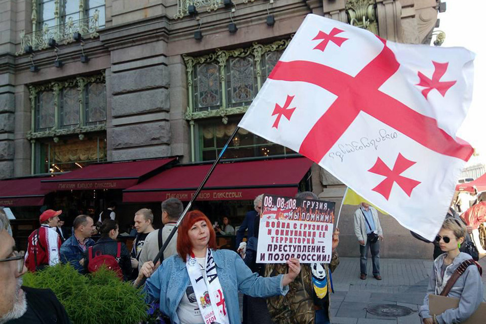 «Отправь Путина в Гаагу». Петербуржцы оставили свои подписи под «повесткой» для президента
