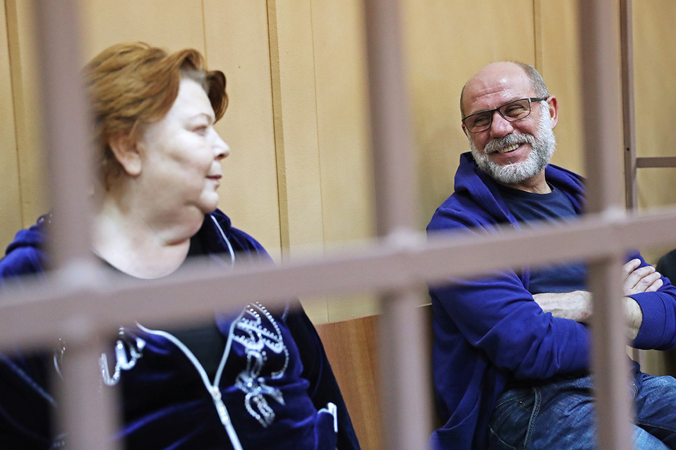 Нина Масляева и Алексей Малобродский в Басманном районном суде. Фото: Сергей Савостьянов / ТАСС