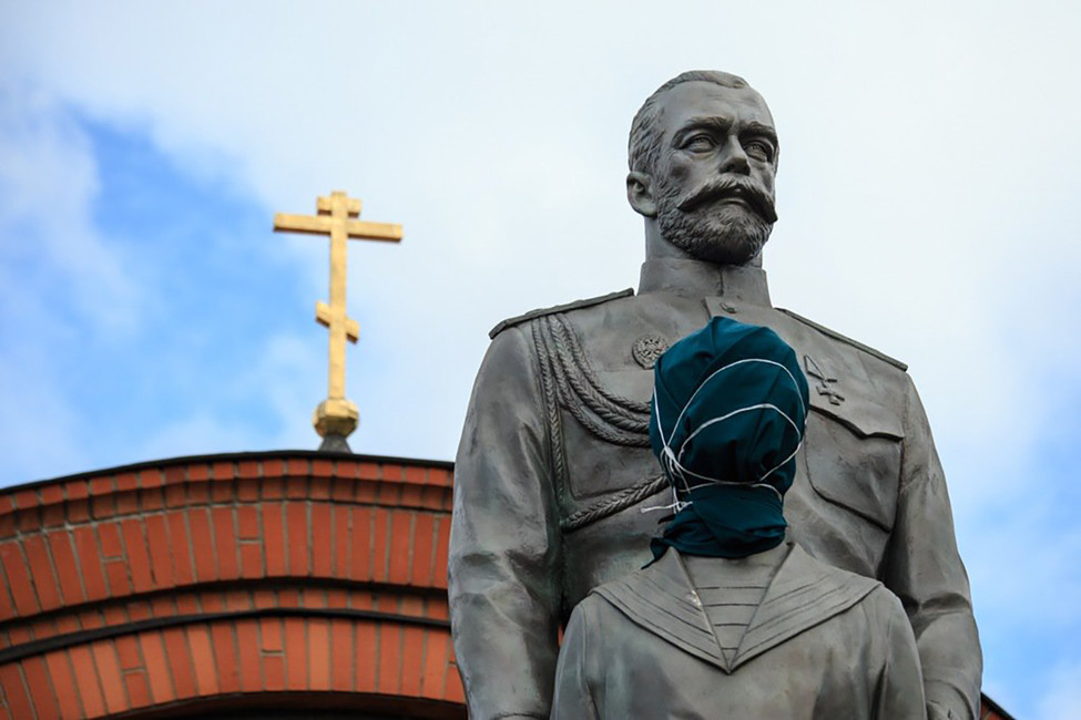 Поврежденный памятник Николаю II и его сыну Алексею в Новосибирске. Фото: Влад Некрасов / tayga.info