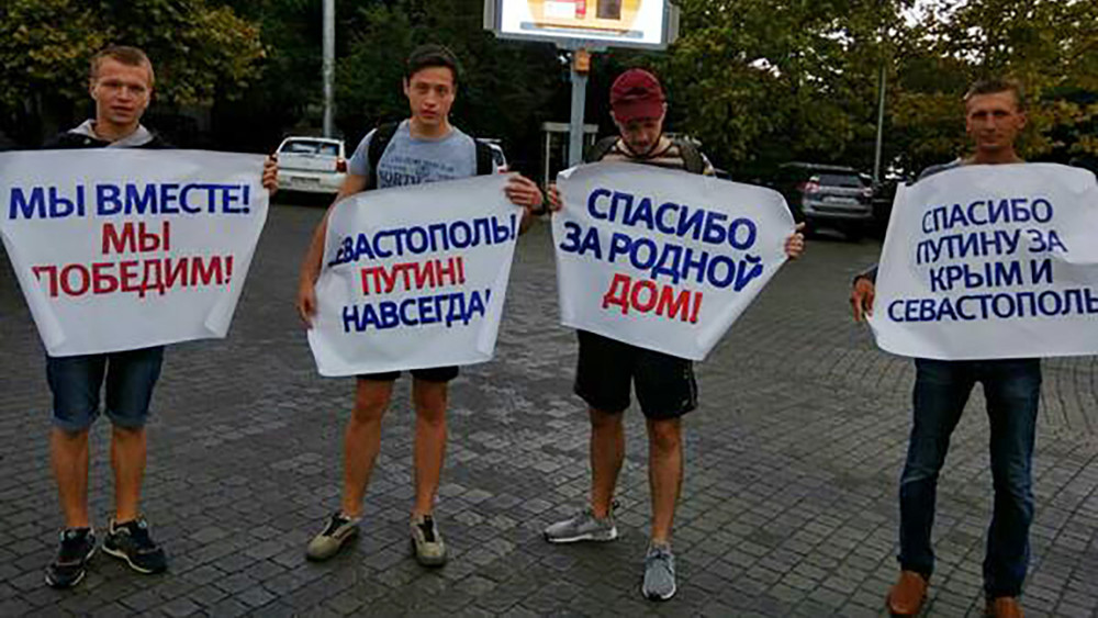 Неизвестные молодые люди пытаются сорвать одиночные пикеты в Севастополе