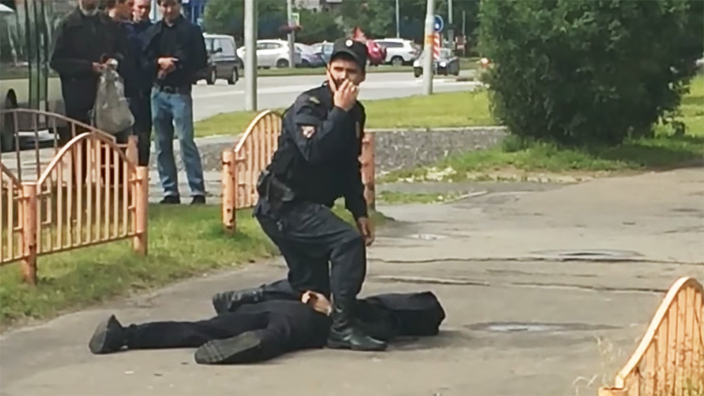 На улице в Сургуте мужчина ножом ранил семь человек