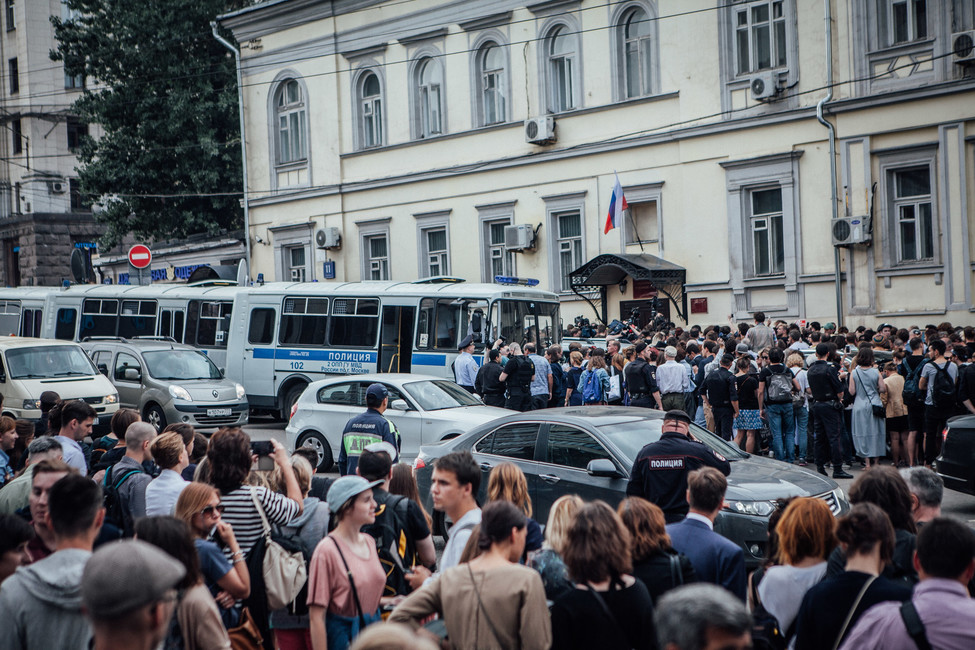 Акция в поддержку Кирилла Серебренникова у Басманного суда