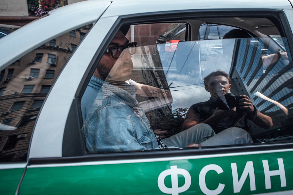 Кирилл Серебренников в машине ФСИНа после судебного заседания