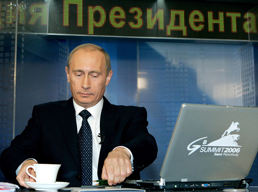 Президент России Владимир Путин во время интернет-конференции в Кремле, 2006 год. Фото: Дмитрий Астахов / ТАСС