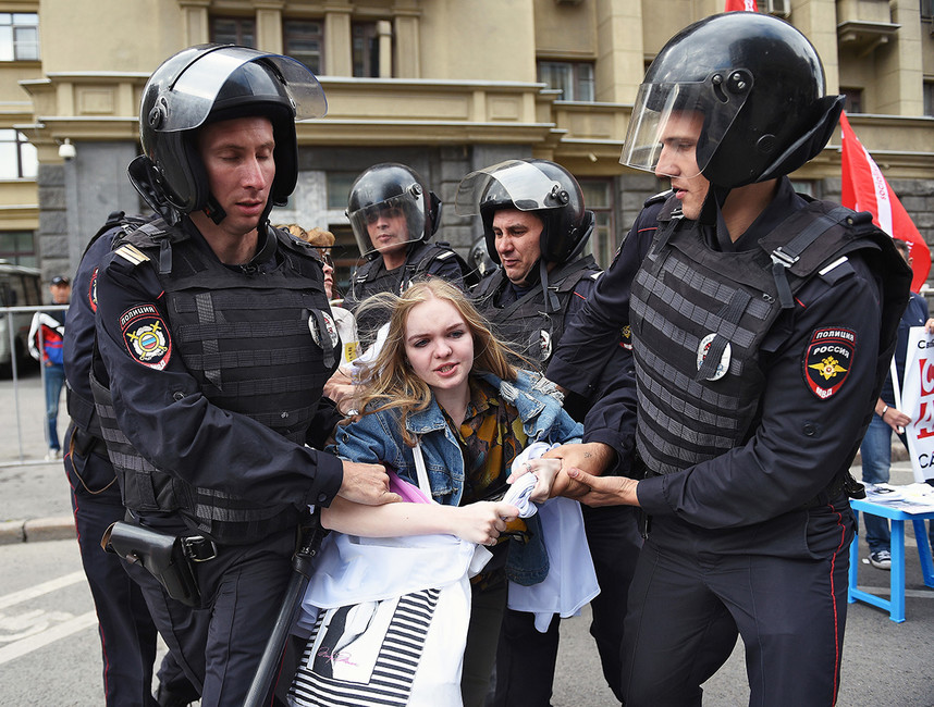 Сотрудники полиции во время задержания участников митинга «За свободный интернет» на проспекте Академика Сахарова. Фото: Антон Белицкий / Коммерсантъ