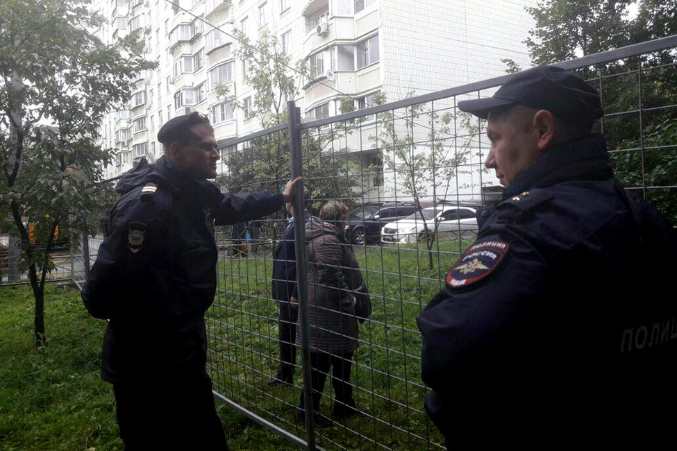 Полиция начала задерживать жителей Свиблово, выступающих против вырубки деревьев для строительства теплотрассы