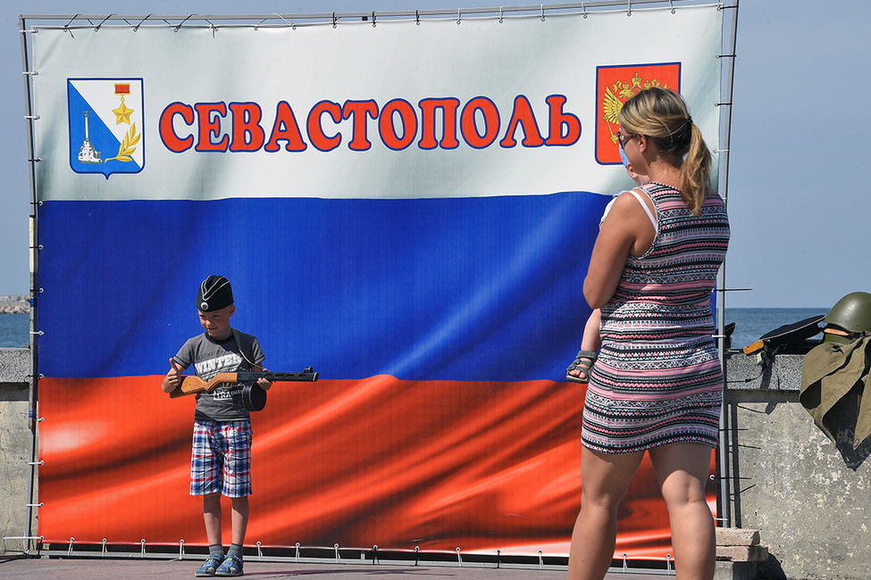 Власти Севастополя запретили проводить митинг против отъема земли спецслужбами в центре города