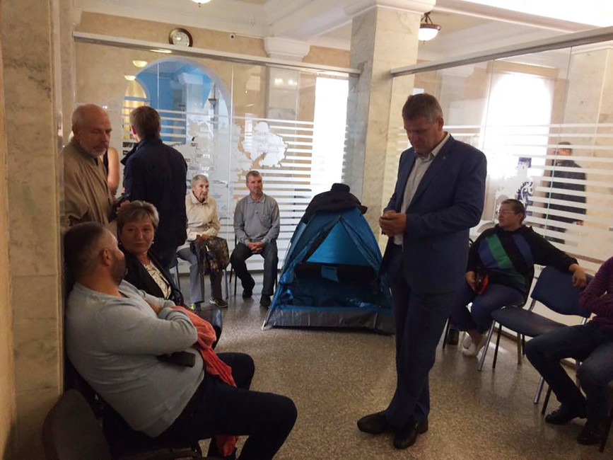 Палатка в фойе здания правительства Ульяновской области. Фото: Дмитрий Ежов / Facebook