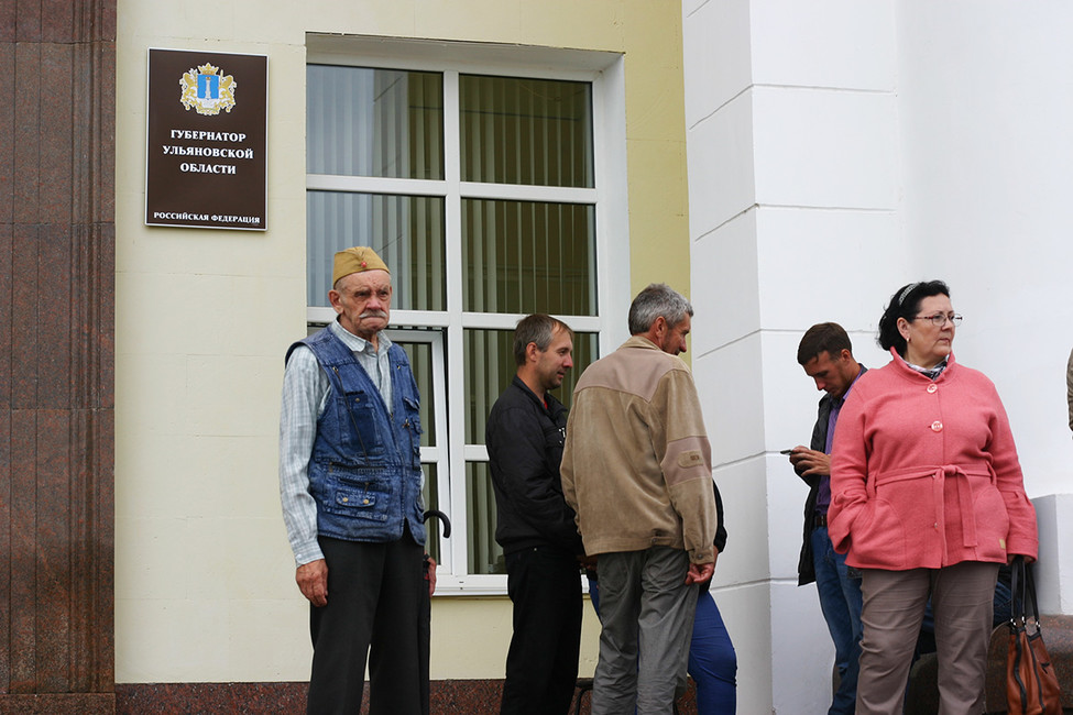 Протестующие у здания правительства Ульяновской области. Фото: Артем Горбунов