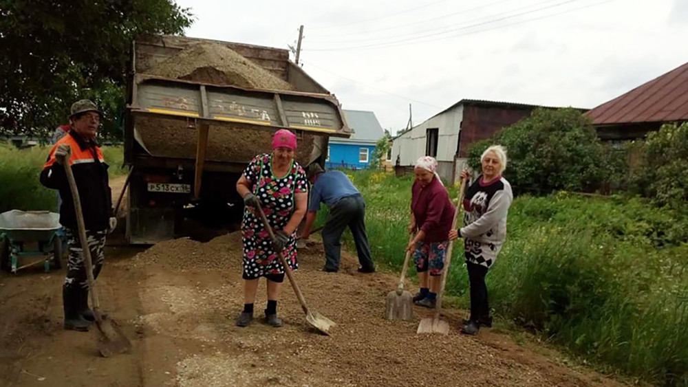 Уральские пенсионерки самостоятельно отремонтировали дорогу в своем селе