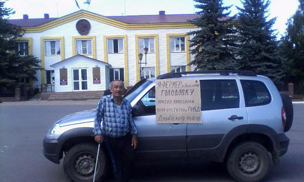 Протест Гильметдина Хужина у здания районной администарции в Месягутуво. Источник: proural.info