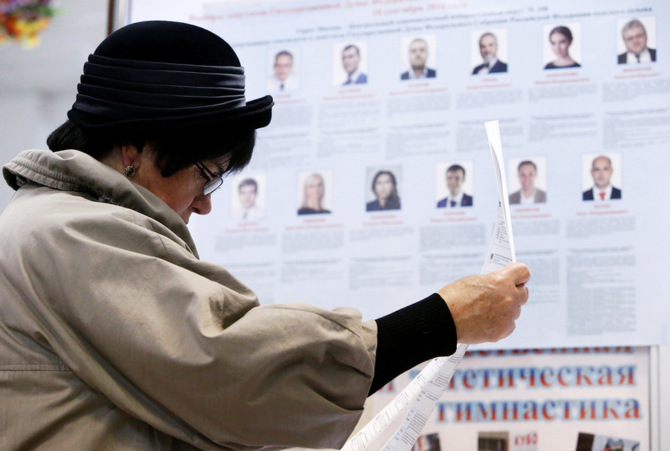 На избирательном участке. Фото: Сергей Карпухин / Reuters