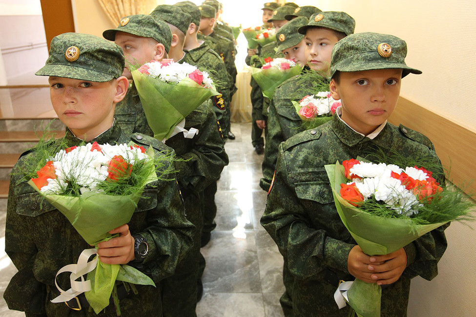 Политинформация, шахматы и военное шефство: что нового для школьников придумали в Минобрнауки за это лето
