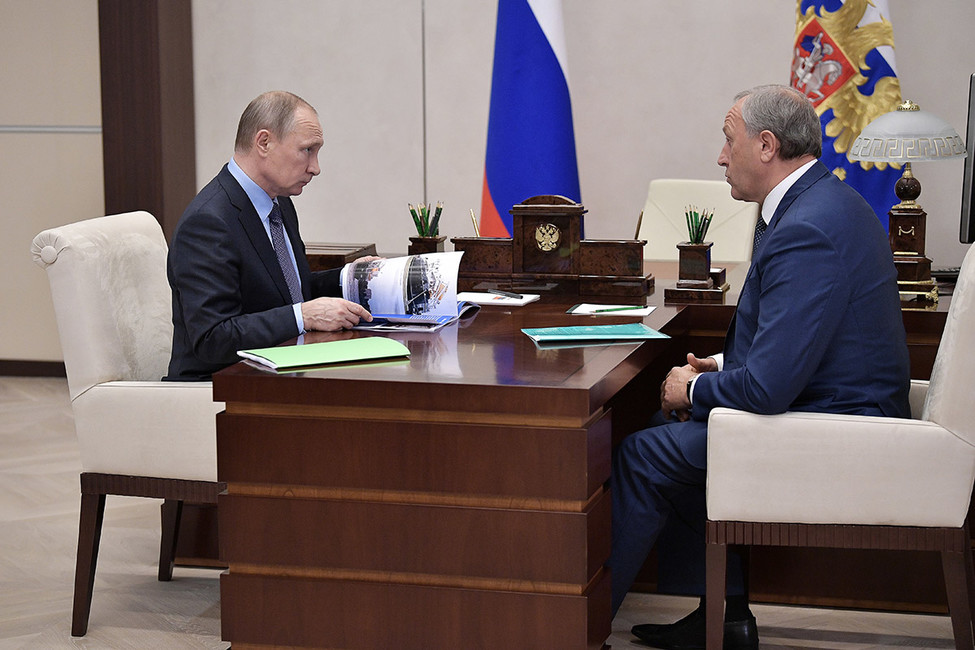 Владимир Путин и исполняющий обязанности губернатора Саратовской области Валерий Радаев во время встречи в Ново-Огарево, 31 августа 2017 года. Фото: Алексей Никольский / пресс-служба президента РФ / ТАСС