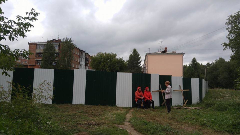 В Иркутске протестующих бабушек унесли на руках. Неизвестные разогнали митинг жильцов, недовольных застройкой