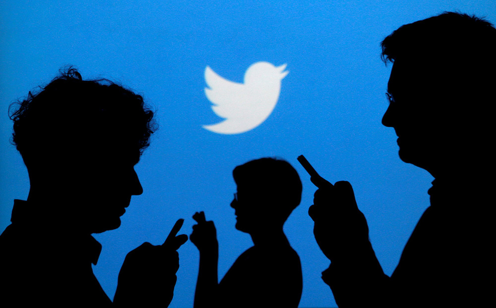 Люди на фоне логотипа Twitter. Фото: Kacper Pempel / Reuters