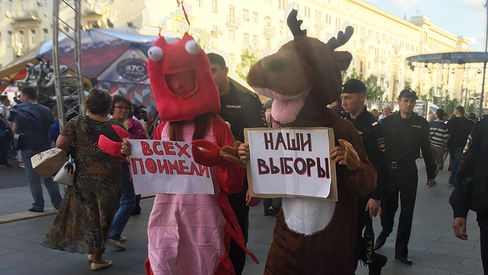 Активистов «Открытой России» в костюме рака и оленя задержали у мэрии Москвы