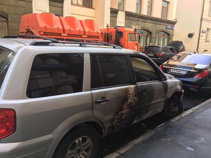 В Москве около офиса адвоката режиссера Учителя подожгли две машины