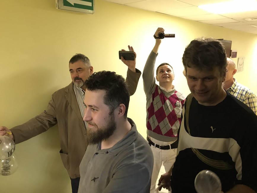 Активисты НОД и SERB провели акцию с презервативами возле офиса «Открытой России»