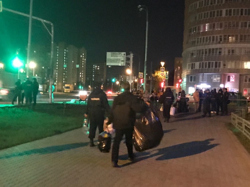 Сотрудники полиции уносят палатки с места акции дольщиков. Фото: дольщики ЖК «Царицыно»