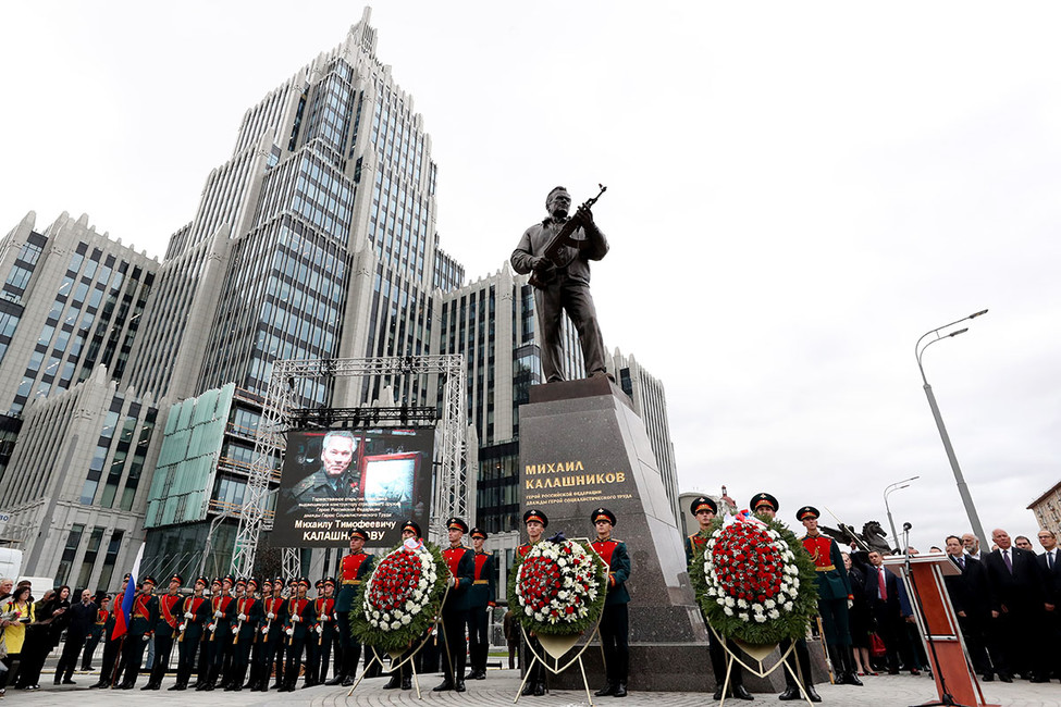 В Москве во время открытия памятника Калашникову задержали активиста за антивоенный пикет
