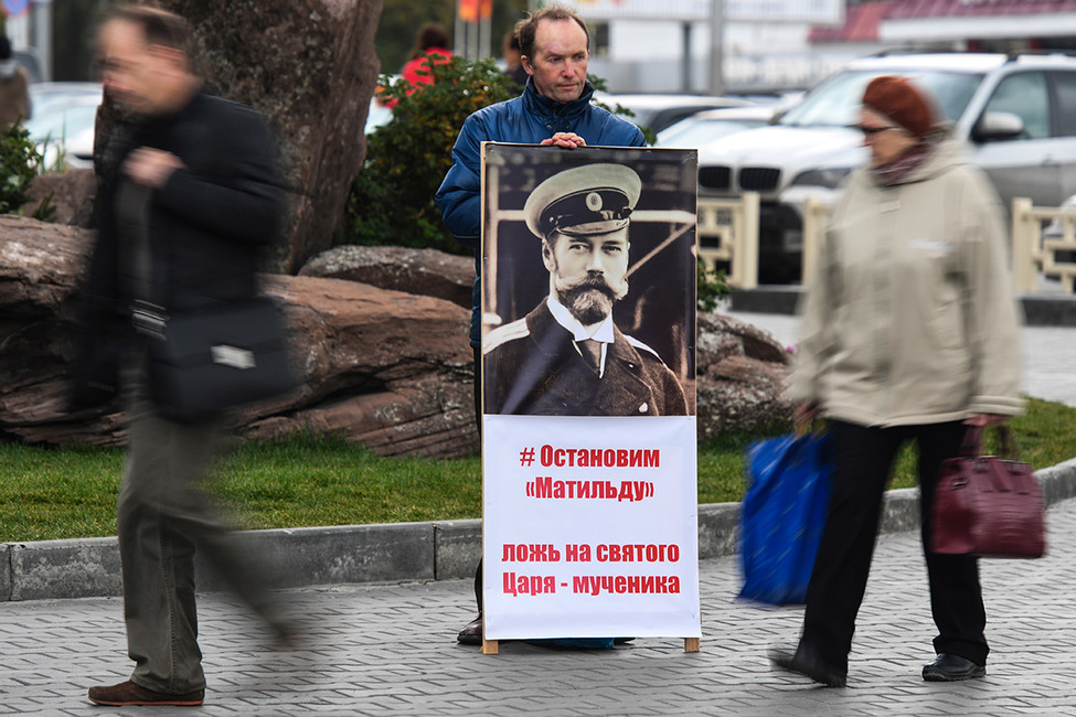 Участник акции протеста перед предпремьерным показом фильма режиссера Матильда" в кинотеатре «Люксор». Фото: Кирилл Кухмарь / ТАСС
