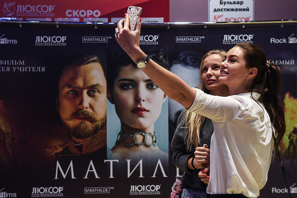 Перед предпремьерным показом фильма режиссера «Матильда» в кинотеатре «Люксор». Фото: Кирилл Кухмарь / ТАСС