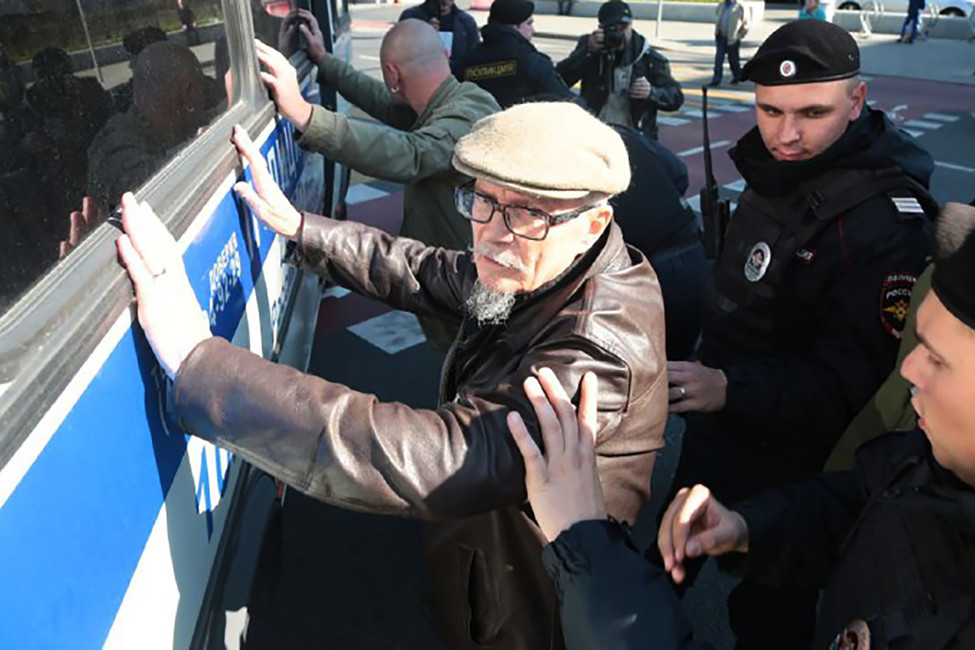 Задержание Эдуарда Лимонова на марше «Антикапитализм-2017». Фото: antimaidan.ru