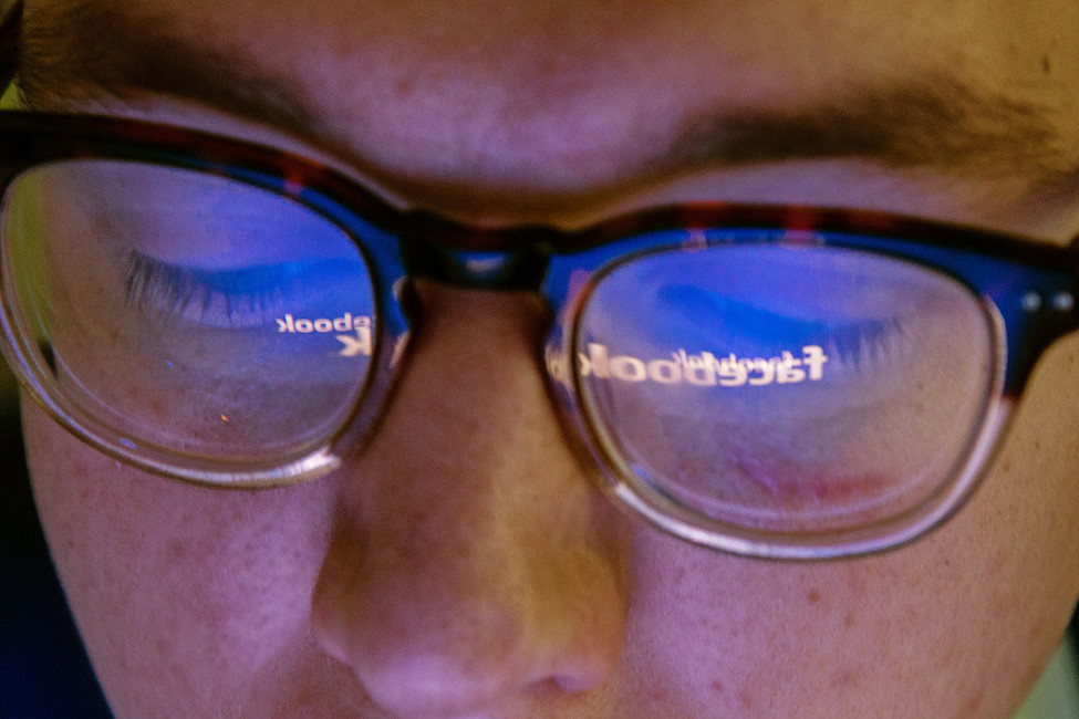 Роскомнадзор пригрозил Facebook блокировкой в России
