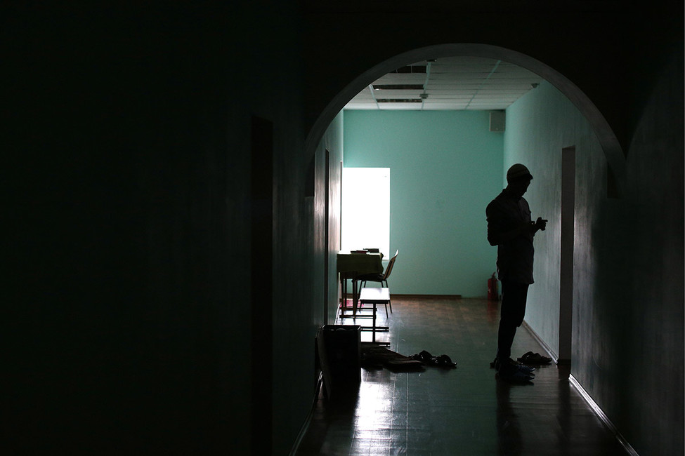 «Следователь хотел обозначить свое превосходство». Как в московском общежитии сотрудник СК избил студента