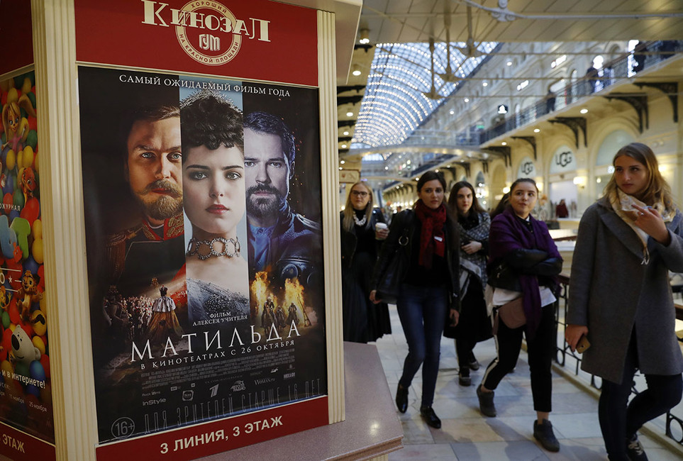 Перед специальным показом фильма «Матильда» для членов комитета по культуре Госдумы РФ и депутатов в кинозале ГУМа. Фото: Артем Геодакян / ТАСС
