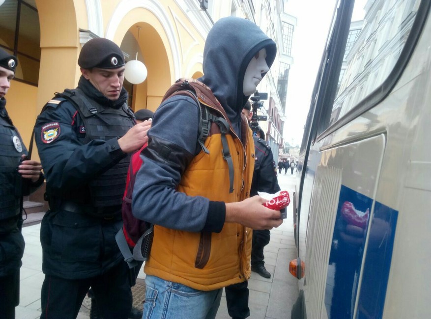 Задержание за ношение маски на публичном мероприятии. Фото: телеграм-канал «Новая эпоха»