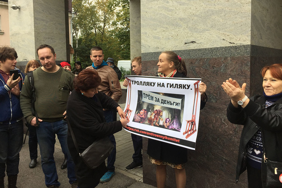 «Тролли, мы вам денюжку принесли»: в Петербурге прошла акция за свободный YouTube