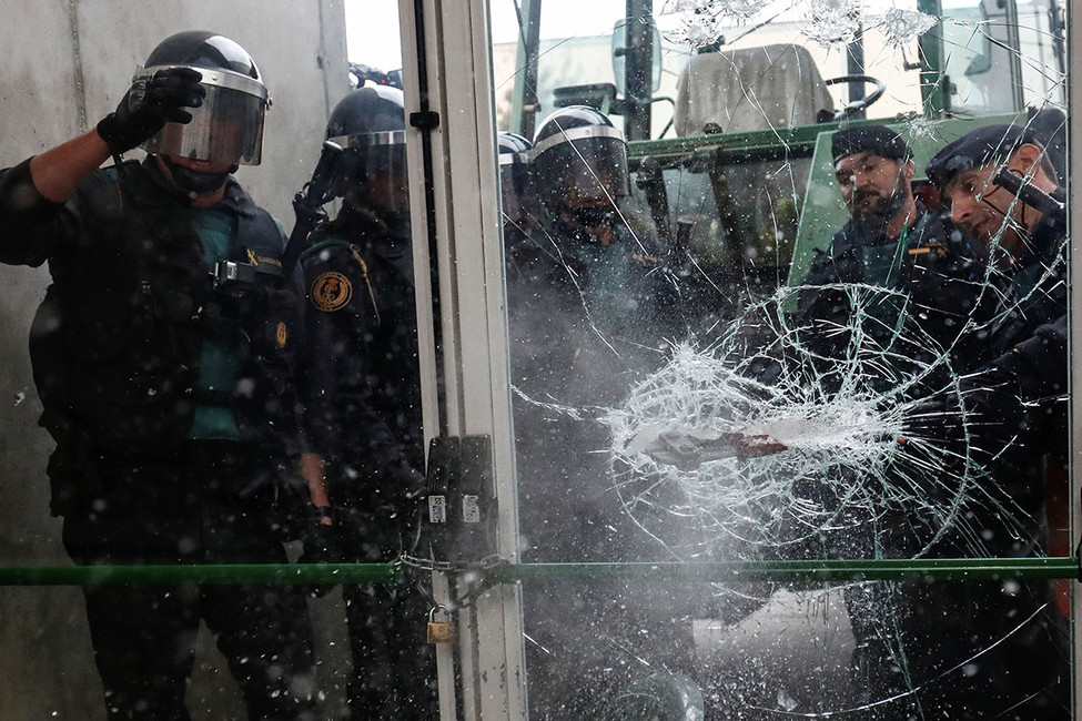 Полиция блокирует избирательный участок, 1 октября 2017 года. Фото: Juan Medina / Reuters